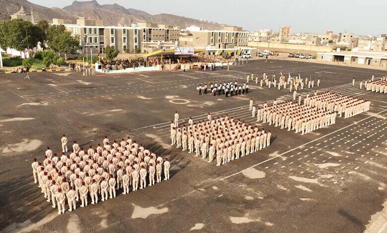 وزير الدفاع يشهد حفل تخرج الدفعة الثالثة جامعيين في الكلية الحربية بعدن