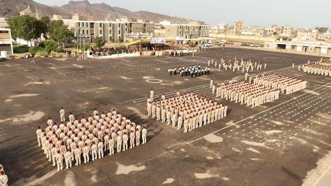 وزير الدفاع يشهد حفل تخرج الدفعة الثالثة جامعيين في الكلية الحربية بعدن