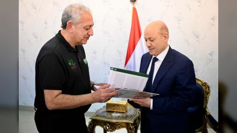 رئيس مجلس القيادة يشيد بقرار القيادة السعودية لتمديد مشروع مسام في اليمن