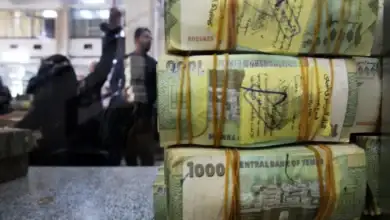 تقرير أممي: الريال اليمني يفقد 54% من قيمته منذ الهجمات الحوثية على منشآت النفط