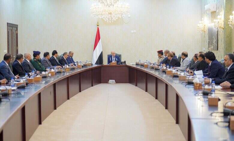 رئيس مجلس القيادة يرأس جانبا من اجتماع مجلس الوزراء