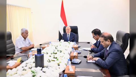 رئيس مجلس القيادة يجتمع برئاسة هيئة التشاور ومكوناتها السياسية