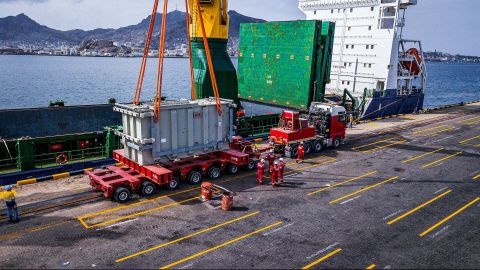 موانئ عدن تشهد إقبالًا كثيفًا بعد العقوبات الأمريكية على الحوثيين وتدمير موانئ الحديدة