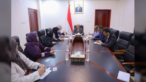 رئيس الوزراء يؤكد اهتمام الحكومة بقضايا المرأة وادماجها في مختلف السياسات الوطنية