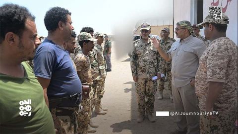 عضو مجلس القيادة طارق صالح يتفقد مراكز التدريب والتأهيل في جبهات الساحل الغربي