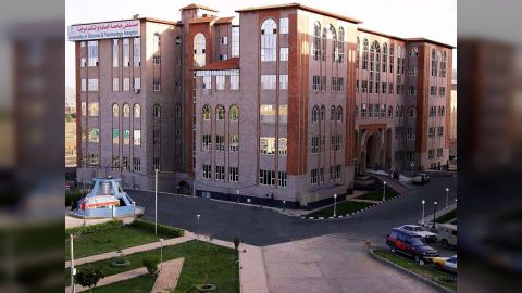 بينها 22 سيارة... مستشفى في صنعاء يعلن اعتزامه بيع 100 رهن على ذمة علاج