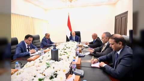 رئيس مجلس القيادة يجتمع برئيس الوزراء ومحافظ البنك المركزي