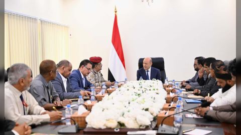 رئيس مجلس القيادة يعقد اجتماعا بقيادة السلطة المحلية بمحافظة المهرة