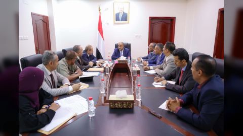 رئيس الوزراء يوجه بصرف مستحقات الربعين الأول والثاني للطلاب اليمنيين المبتعثين في الخارج