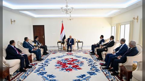 رئيس مجلس القيادة يدعو المجتمع الدولي الى موقف متناسب مع التهديد الارهابي الحوثي