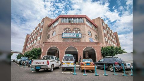 سنوات الضياع... شهادات بلا اعتراف في جامعة العلوم والتكنولوجيا الخاضعة للحوثي