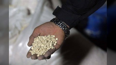 السفارة الأمريكية تشيد بضبط شحنة كبتاجون مصدرها مناطق الحوثيين