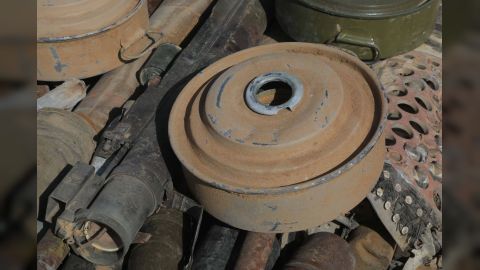 لغم حوثي يصيب امرأة بجروح بالغة في الجوف