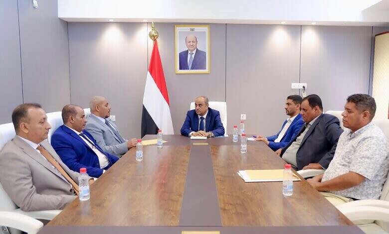 رئيس الوزراء يلتقي محافظ سقطرى ويؤكد دعم الحكومة لجهود السلطة المحلية