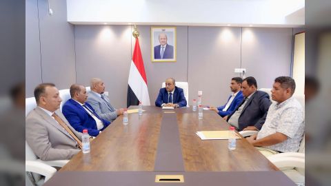 رئيس الوزراء يلتقي محافظ سقطرى ويؤكد دعم الحكومة لجهود السلطة المحلية