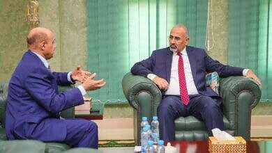 عضو مجلس القيادة اللواء الزُبيدي يطّلع على إجراءات البنك المركزي لضبط القطاع المالي والمصرفي