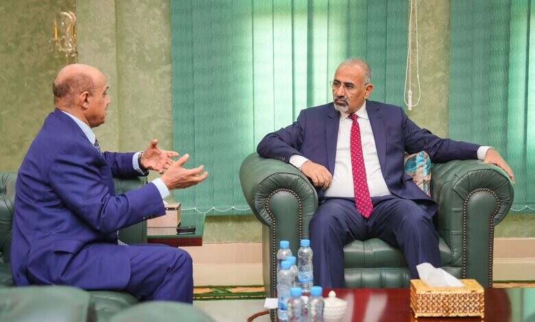 عضو مجلس القيادة اللواء الزُبيدي يطّلع على إجراءات البنك المركزي لضبط القطاع المالي والمصرفي