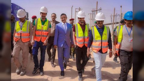 محافظ شبوة يتفقد سير العمل في مشروع الطاقة الشمسية