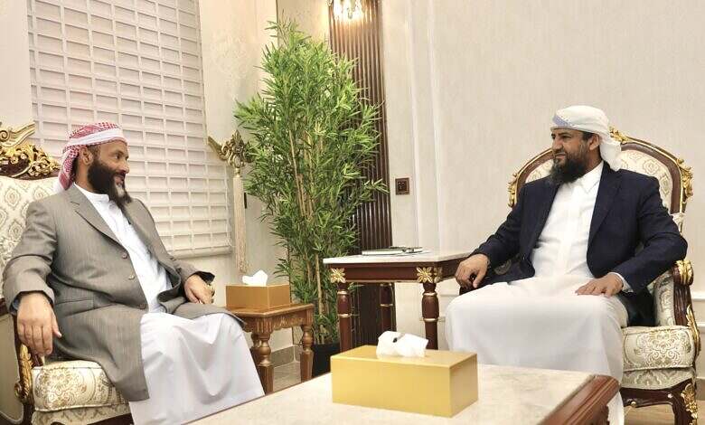 عضو مجلس القيادة يناقش مع وزير الأوقاف تعزيز نشر الوسطية وتطوير خدمات الحج