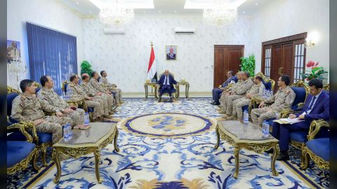 رئيس الوزراء يعقد اجتماعاً عسكرياً برئيس هيئة الأركان ورؤساء الهيئات والدوائر بوزارة الدفاع