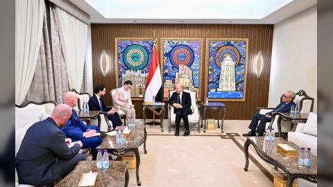 رئيس مجلس القيادة يؤكد اهمية الدعم الدولي لتعزيز مسار الاصلاحات الشاملة