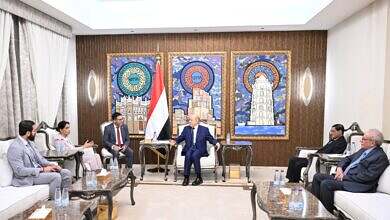 رئيس مجلس القيادة يؤكد اهمية مضاعفة الضغوط الدولية لتقويض اقتصاد الحرب