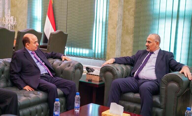 اللواء الزُبيدي يشدد على ضرورة التعاطي العاجل من قبل القطاع التجاري مع تحسّن أسعار الصرف