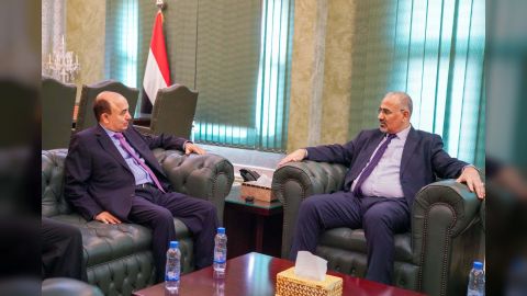 اللواء الزُبيدي يشدد على ضرورة التعاطي العاجل من قبل القطاع التجاري مع تحسّن أسعار الصرف