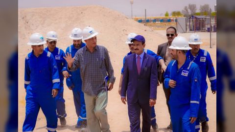 محافظ شبوة يطلع على جهود ترتيب أوضاع قطاع العقلة النفطي