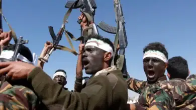 بعد أيام من اختطافه.. مليشيا الحوثي تداهم منزل معلم بذمار وتخطف إثنين من أطفاله