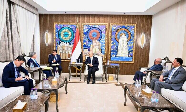 رئيس مجلس القيادة يشيد بالدور الكوري الداعم للشعب اليمني في مجلس الامن الدولي