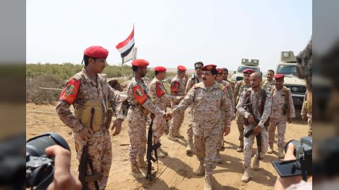 وزير الدفاع ينفذ زيارة ميدانية تفقدية لجبهات المنطقة العسكرية الخامسة