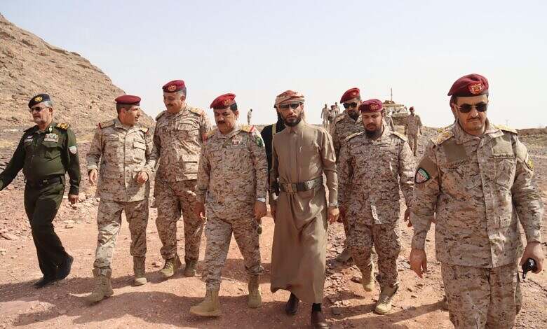 وزير الدفاع يتفقد المواقع الأمامية في جبهات كتاف والبقع