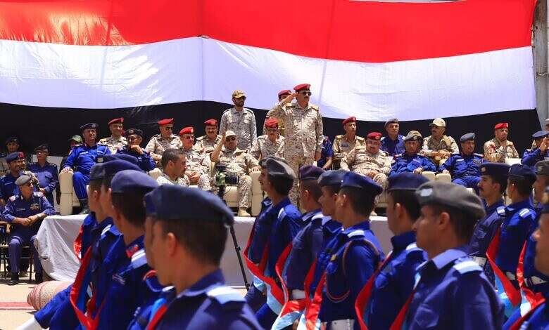وزير الدفاع يطلع على سير العملية التعليمية بكلية الطيران والدفاع الجوي بمأرب