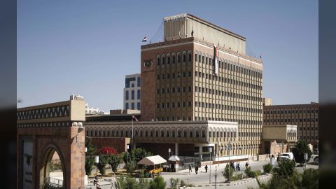 خبير اقتصادي: قرار الحوثيين منع التعامل مع لجنة الواردات في عدن عدمي وانفعالي ويهدد بكارثة إنسانية