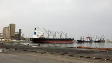 ميليشيا الحوثي تمنع البنوك والصرافين من التعامل مع لجنة تنظيم الاستيراد في عدن