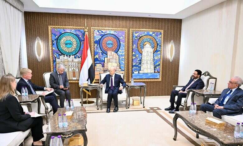 رئيس مجلس القيادة يؤكد اهمية تفكيك البنية العنصرية والعسكرية للمليشيات كسبيل لتحقيق السلام المستدام