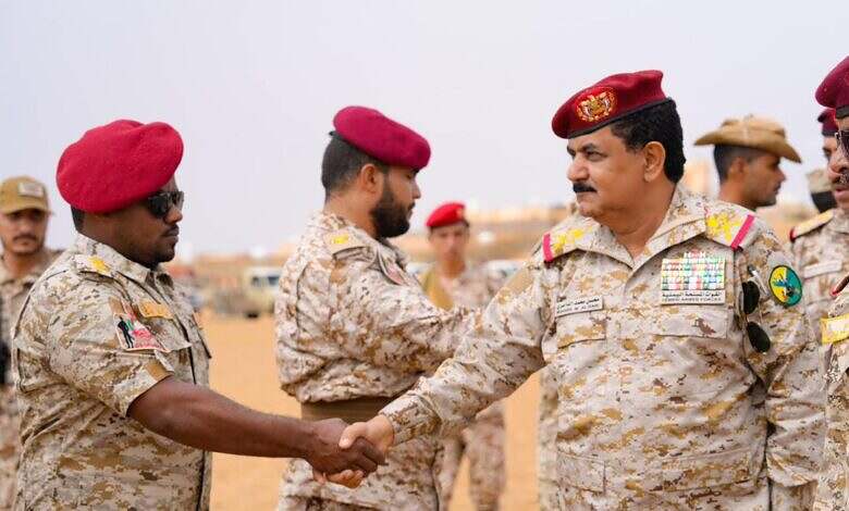 وزير الدفاع يطلع على اوضاع منتسبي الفرقة الثانية لقوات درع الوطن في الوديعة