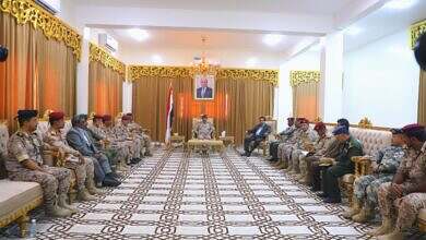 وزير الدفاع يشيد بجهود الاجهزة الأمنية والعسكرية بمحافظة المهرة
