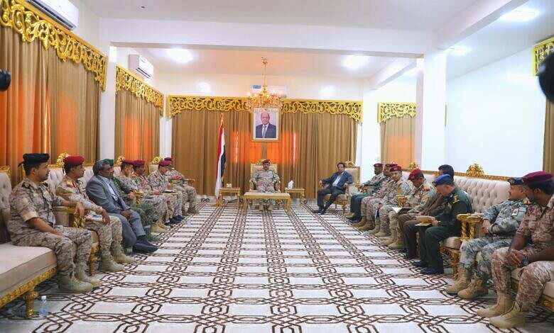 وزير الدفاع يشيد بجهود الاجهزة الأمنية والعسكرية بمحافظة المهرة
