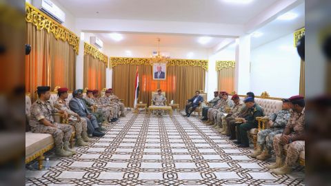 وزير الدفاع يشيد بجهود الاجهزة الأمنية والعسكرية بمحافظة المهرة