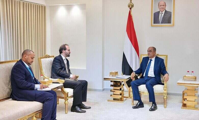 رئيس الوزراء يجدد حرص الحكومة على التعاطي الإيجابي مع جهود السلام وفق المرجعيات الثلاث