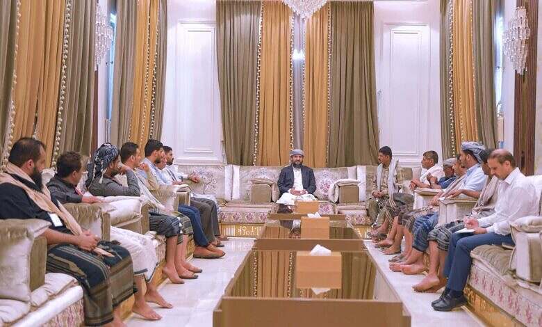 المحرّمي يلتقي أسرة المختطف "عشال" وعدد من وجهاء الجعادنة