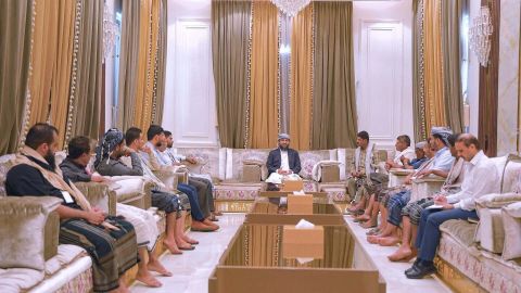 المحرّمي يلتقي أسرة المختطف عشال وعدد من وجهاء الجعادنة