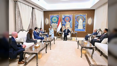 رئيس مجلس القيادة يؤكد الشراكة الوثيقة مع المجتمع الدولي في مكافحة الإرهاب