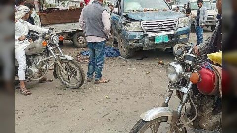 وفاة ثلاثة أطفال من بائعي فاكهة الرُمّان دهساً بسيارة مسؤول حوثي في إب