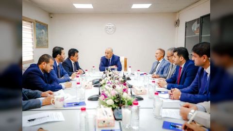 اللواء الزُبيدي يترأس اجتماعاً موسعاً للوقوف على الخطوات المنجزة لإعادة تشغيل مصفاة عدن