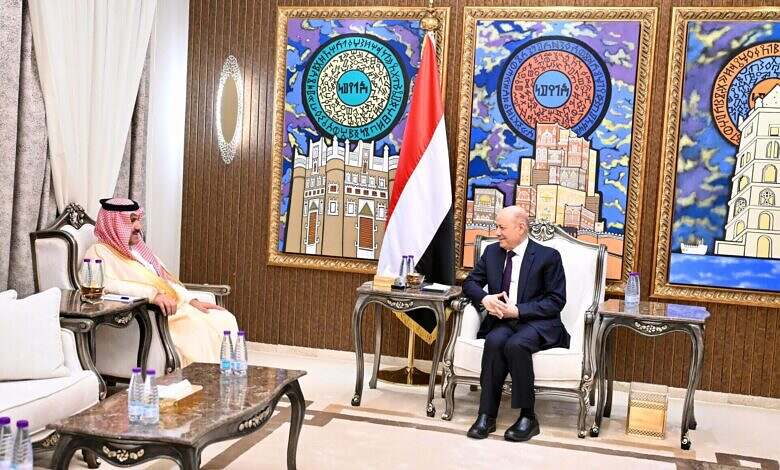 رئيس مجلس القيادة يستقبل سفير المملكة العربية السعودية