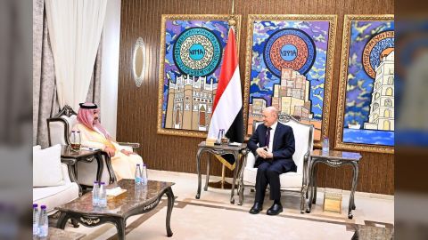 رئيس مجلس القيادة يستقبل سفير المملكة العربية السعودية