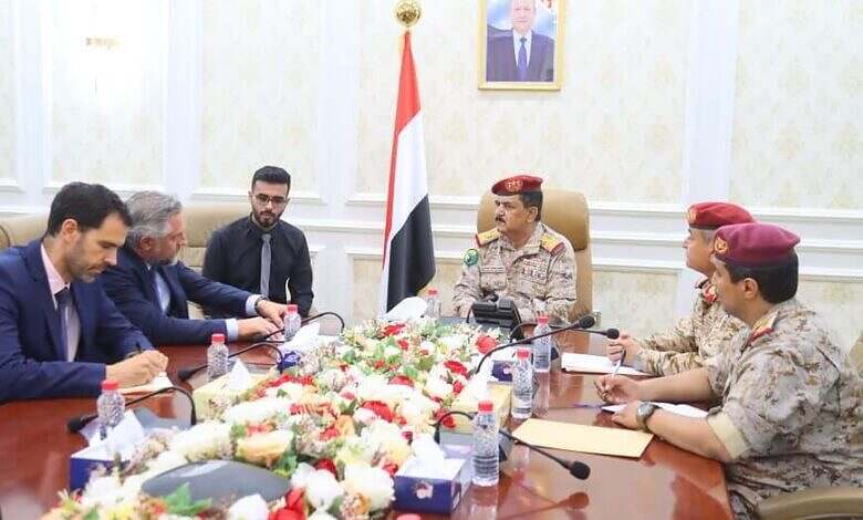 وزير الدفاع يلتقي في عدن سفير الاتحاد الأوروبي الجديد